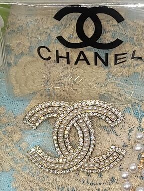 CHANEL Pearl & Crystal Interlocking CC Brooch in Gold